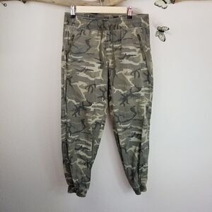 Kiss & cry camouflage joggers